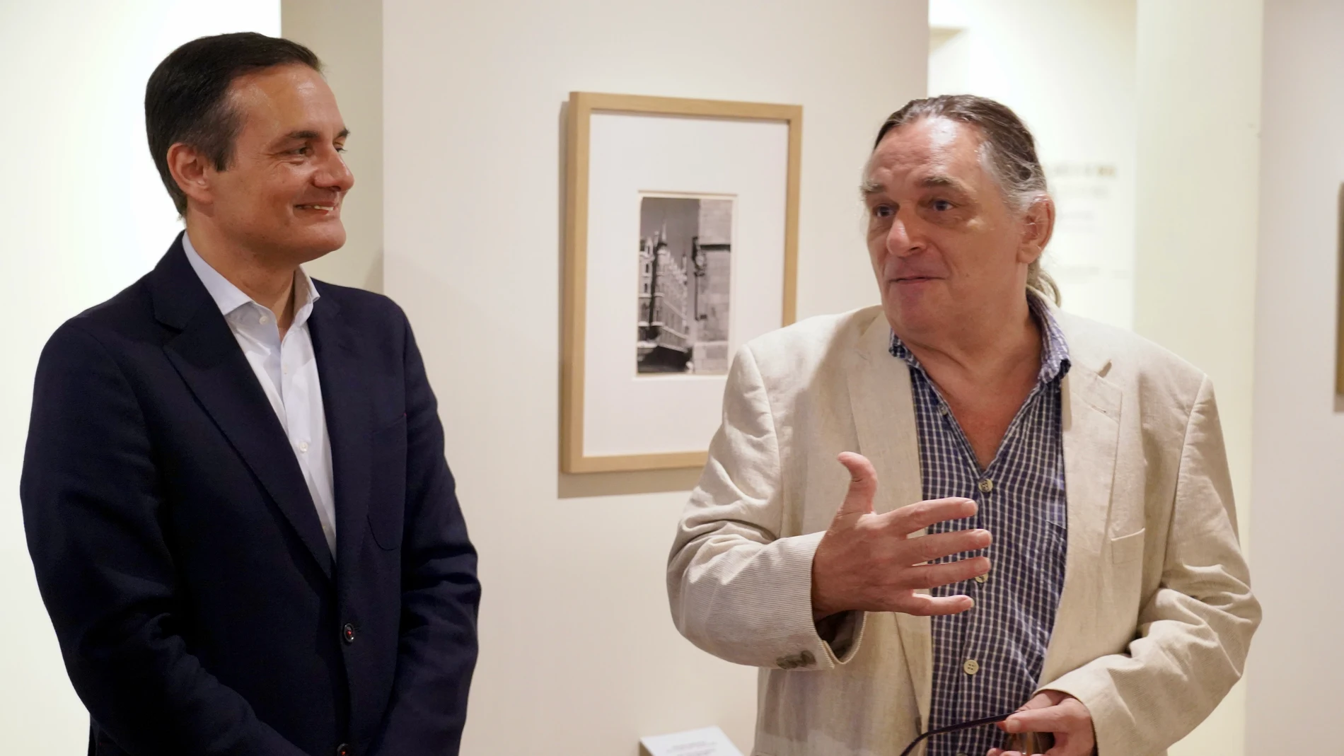 El Museo Casa Botines Gaudí expone las fotografías que Català-Roca hizo en León. En la imagen, el hijo de Catalá-Roca, Andreu Catalá, junto al director del museo, Raúl Fernández Sobrino