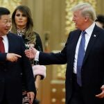 Fotografía de archivo del presidente de Estados Unidos, Donald Trump, asistiendo a una cena de gala ofrecida por su homólogo de China, Xi Jinping en 2017