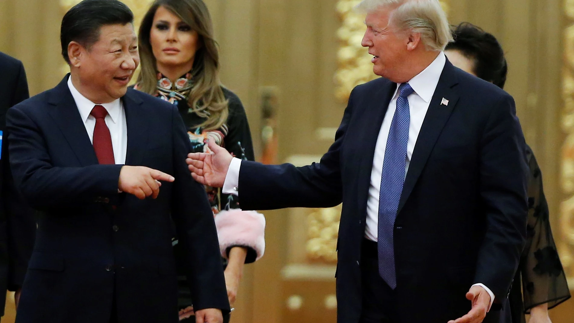 PEK10. BOGOTÁ (COLOMBIA), 29/07/2025.- Fotografía de archivo fechada el 09 de noviembre de 2017 del presidente de Estados Unidos, Donald Trump (d), asistiendo a una cena de gala ofrecida por su homólogo de China, Xi Jinping (i), en el Gran Palacio del Pueblo en Pekín (China). Estados Unidos y China cerraron este martes en Estocolmo su tercera ronda de negociaciones arancelarias sin un acuerdo, pero con la voluntad de extender la actual tregua, que expira el 12 de agosto y sobre la que el pres...