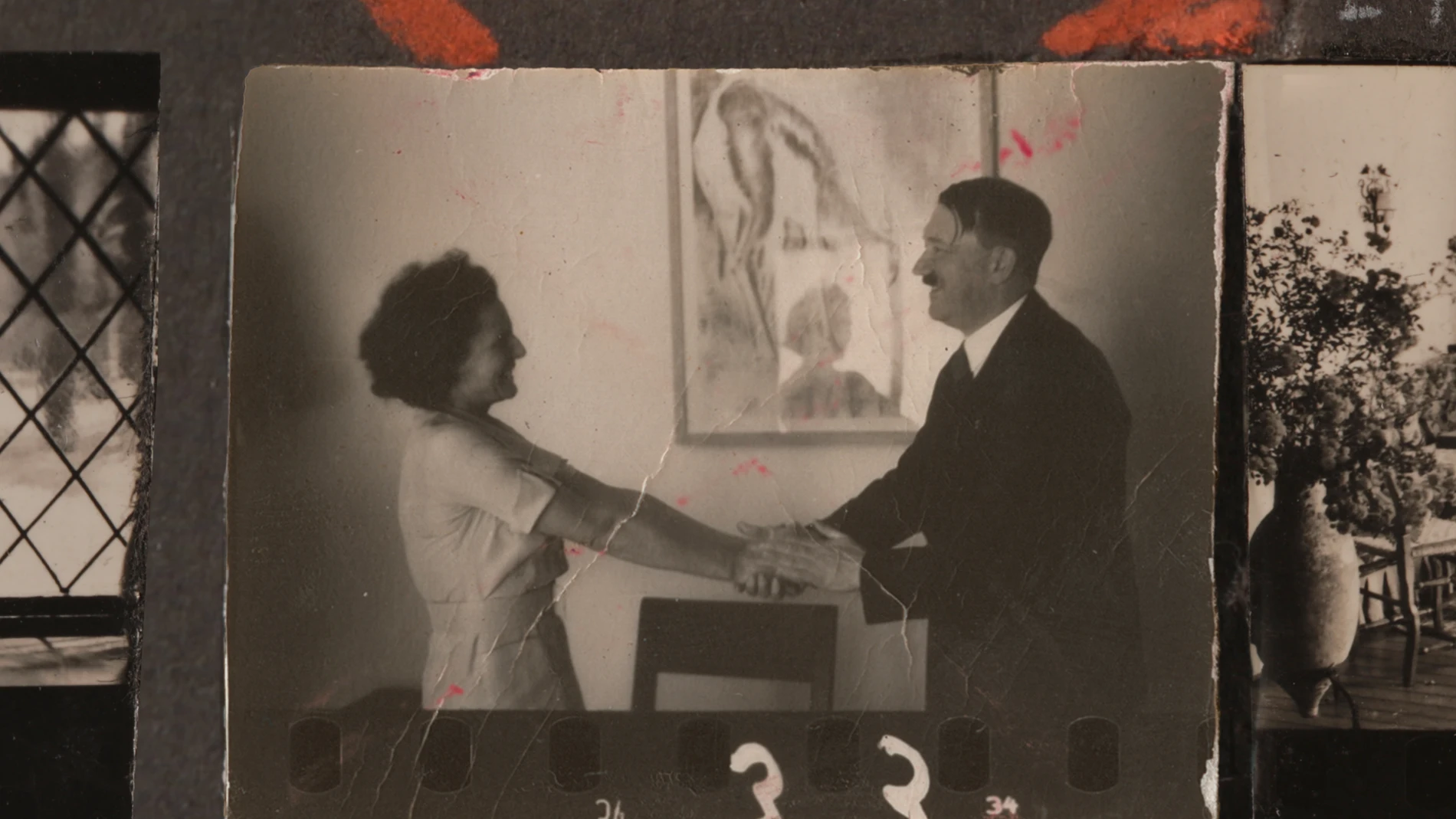 La cámara de Heinrich Hoffmann captó a Leni Riefenstahl dando la bienvenida a Adolf Hitler en su casa de Berlín en 1937