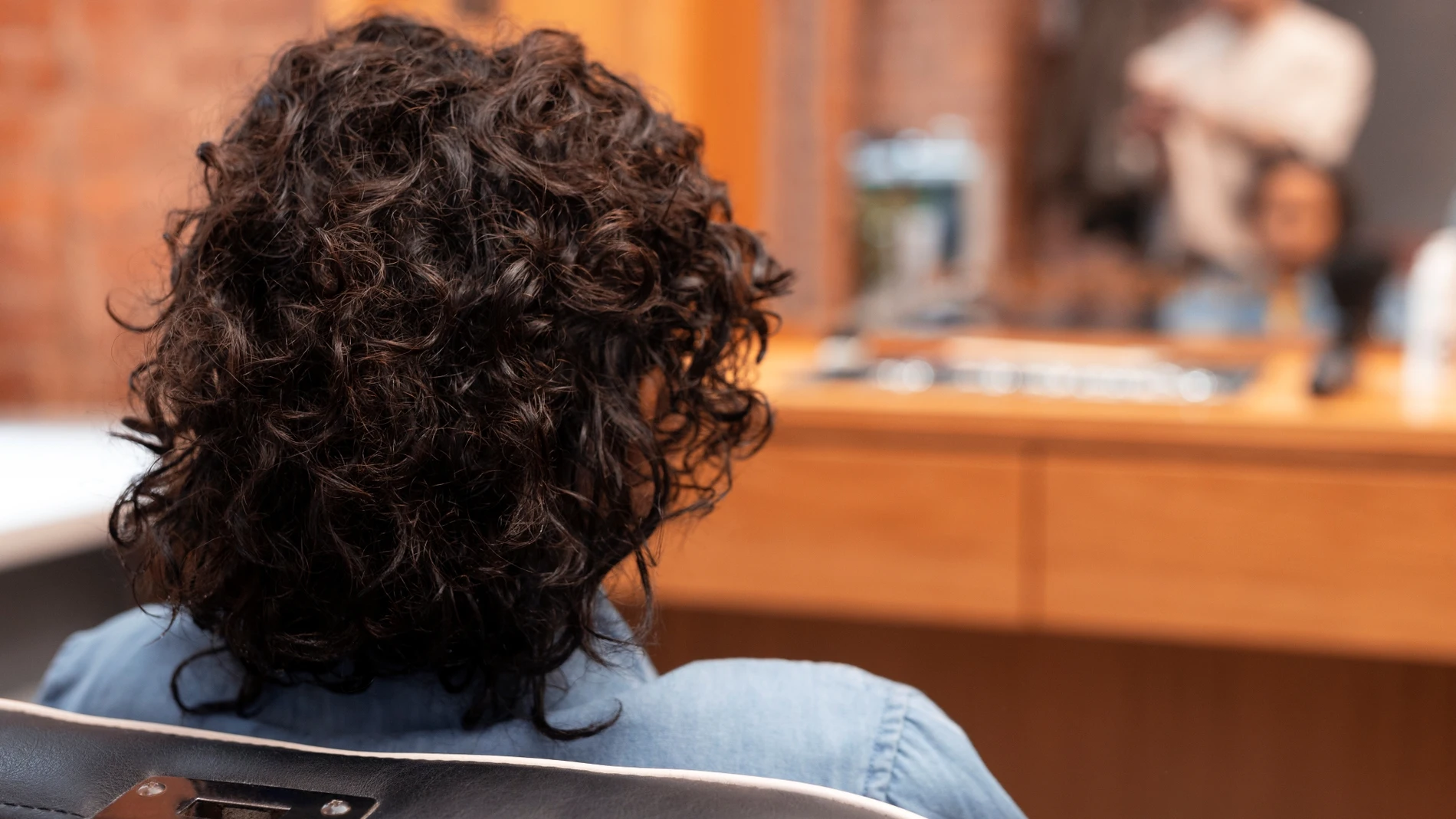 Clienta con cabello rizado en la peluquería