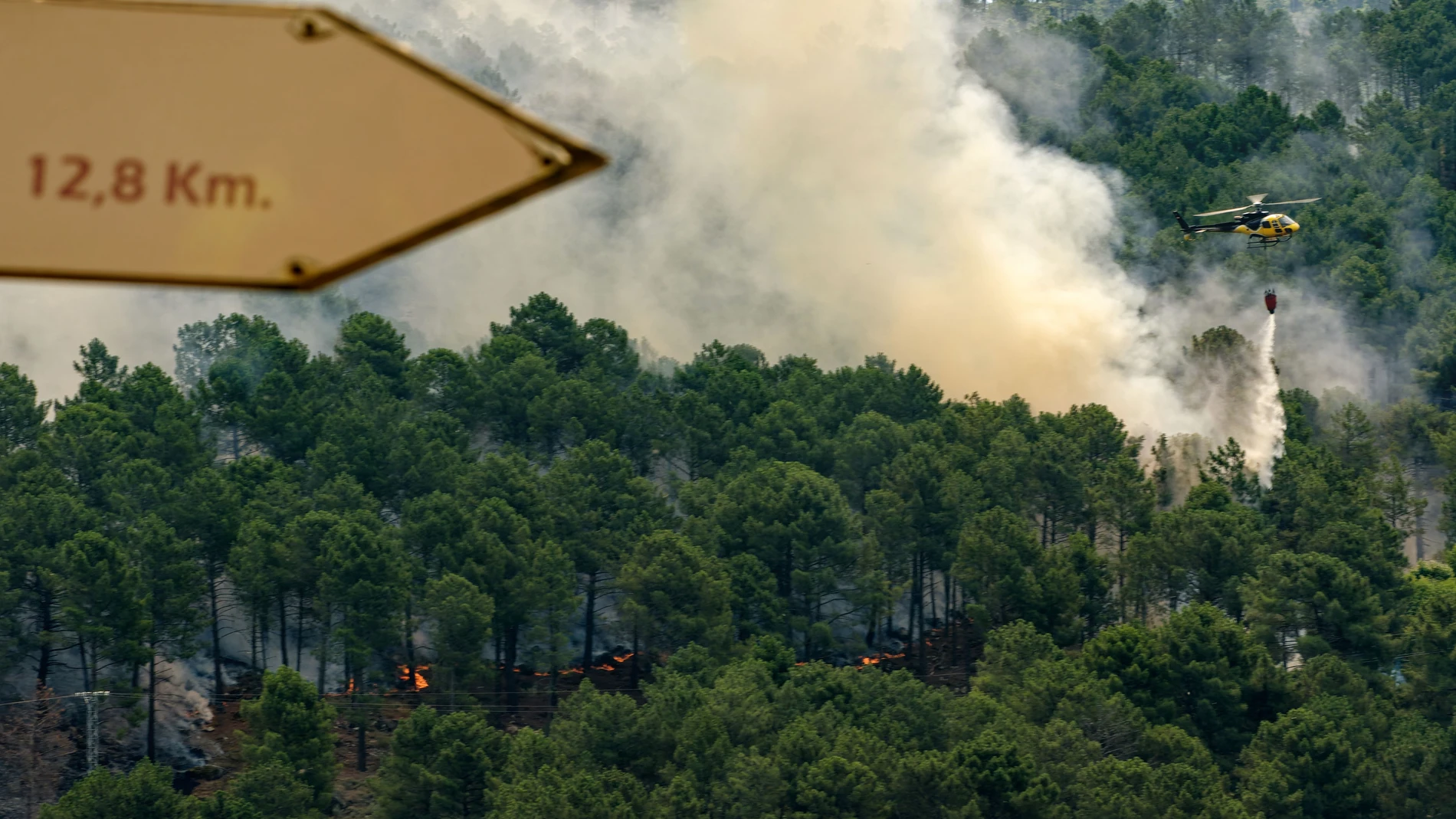EL ARENAL (ÁVILA), 30/07/2025.- Un helicóptero de la lucha contra incendios trabaja en las labores de extinción del incendio más grave en lo que va de verano en Castilla y León, el declarado este pasado domingo en el sur de Ávila, que sigue muy activo y descontrolado y con la peor de las situaciones meteorológicas posible, que es aquella que se da cuando suben las temperaturas y arrecia el viento. Las llamas se han dirigido hacia la localidad de El Arenal (964 habitantes), cuya población perm...