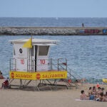 Estación de salvamento en la playa del Bogatell, en julio de 2025, en Barcelona