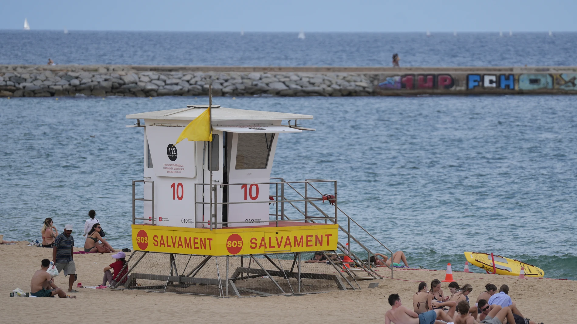 Estación de salvamento en la playa del Bogatell, en julio de 2025, en Barcelona