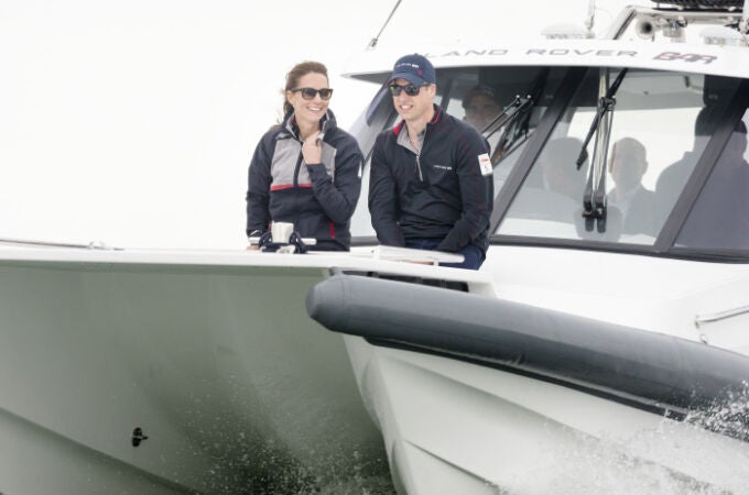 Kate Middleton y el príncipe Guillermo en un barco