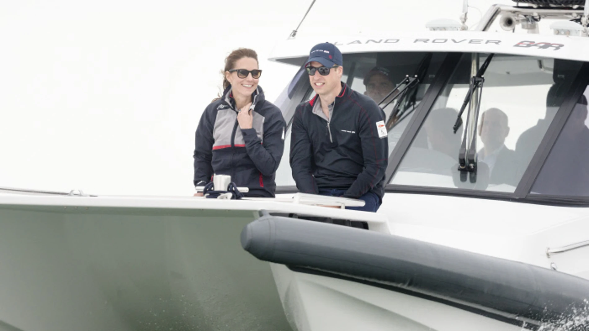 Kate Middleton y el príncipe Guillermo en un barco