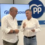 El secretario general del PPCyL, Francisco Vázquez; y el presidente de la Diputación de Segovia, Miguel Ángel de Vicente, presentan la moción