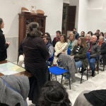 Las Hijas del Amor Misericordioso durante una charla impartida en una parroquia.