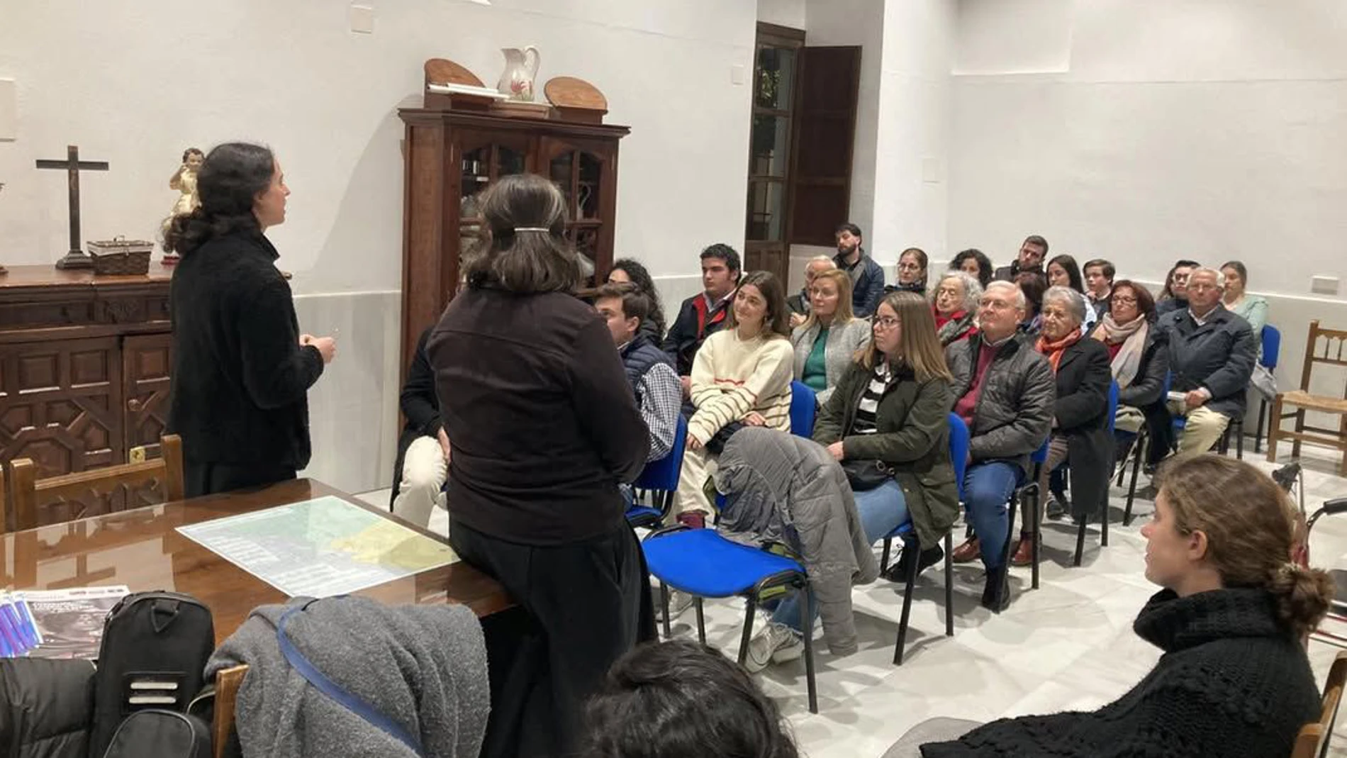 Las Hijas del Amor Misericordioso durante una charla impartida en una parroquia.