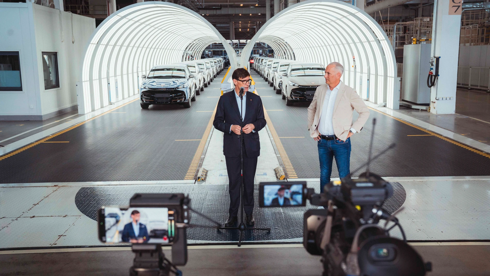 El presidente de la Generalitat, Salvador Illa, durante la visita la planta de Volkswagen en Hefei (China) REMITIDA / HANDOUT por ARNAU CARBONELL - GENERALITAT Fotografía remitida a medios de comunicación exclusivamente para ilustrar la noticia a la que hace referencia la imagen, y citando la procedencia de la imagen en la firma 30/07/2025