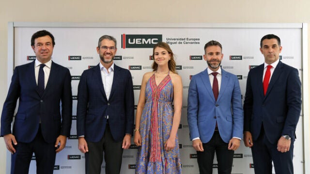 De izq. a dcha.: Rubén García Lija, director de Instituciones Territorial de Castilla y León en Banco Santander, Jesús Zarzuela Mateos, consejero delegado y vicepresidente de la Fundación UEMC, Claudia Roldán García, David García López, rector de la UEMC y Santiago Álvarez Santos, gerente de Banca Institucional Castilla y León en Banco Santander