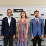 De izq. a dcha.: Rubén García Lija, director de Instituciones Territorial de Castilla y León en Banco Santander, Jesús Zarzuela Mateos, consejero delegado y vicepresidente de la Fundación UEMC, Claudia Roldán García, David García López, rector de la UEMC y Santiago Álvarez Santos, gerente de Banca Institucional Castilla y León en Banco Santander