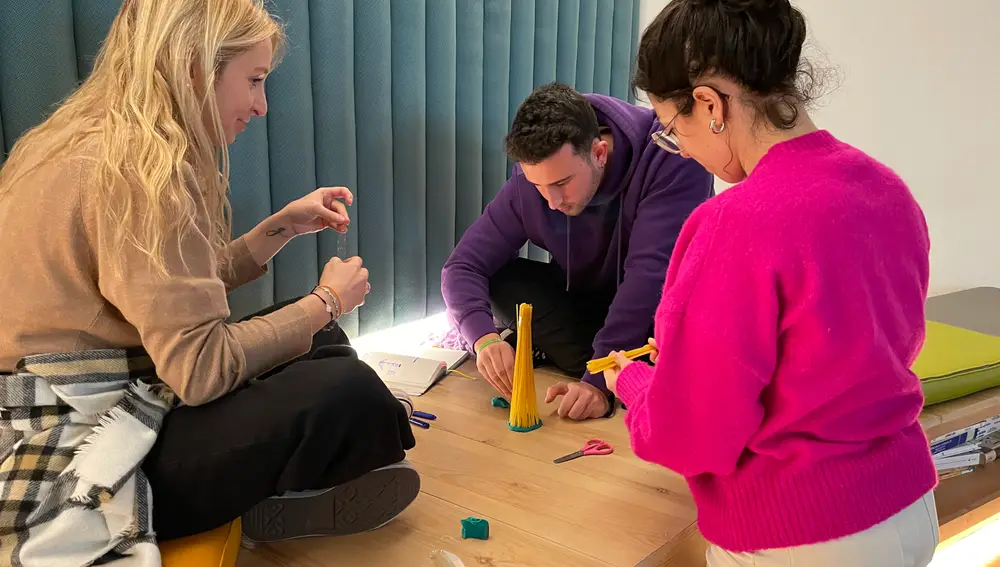 Jóvenes del Circular Talent Lab durante una dinámica de cocreación