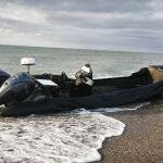 Lancha tipo «petaquera» localizada en la costa de Vera (Almería) después de haber sido abandonada 