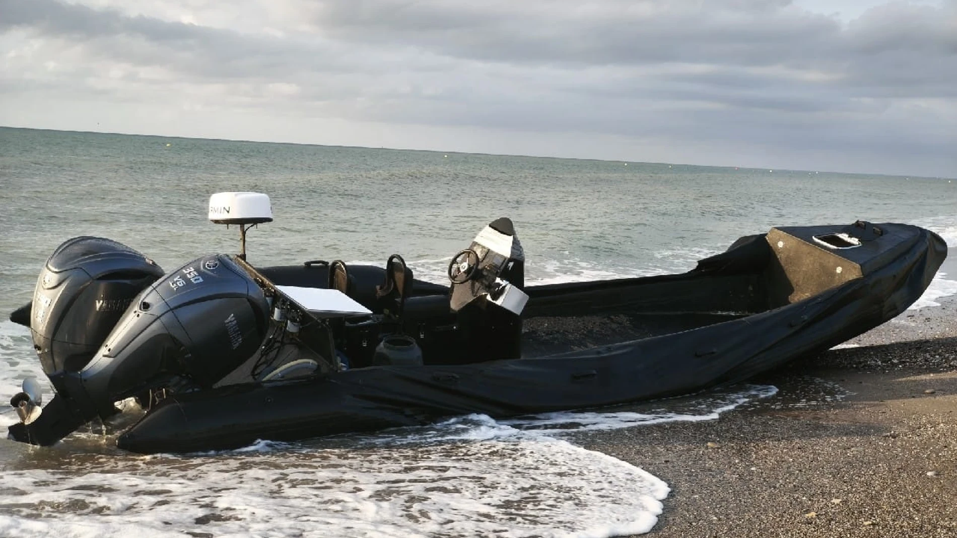 Lancha tipo «petaquera» localizada en la costa de Vera (Almería) después de haber sido abandonada