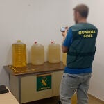 Detenido por estafar 70.000 euros a la empresa para la que trabajaba y de la que vendió ilegalmente miles de litros de aceite en Alicante