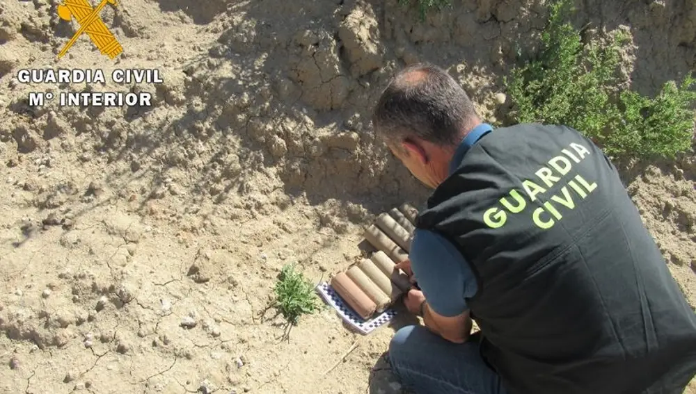 Sucesos.- La Guardia Civil destruye ocho cartuchos de dinamita hallados en una vivienda en Pollos (Valladolid)