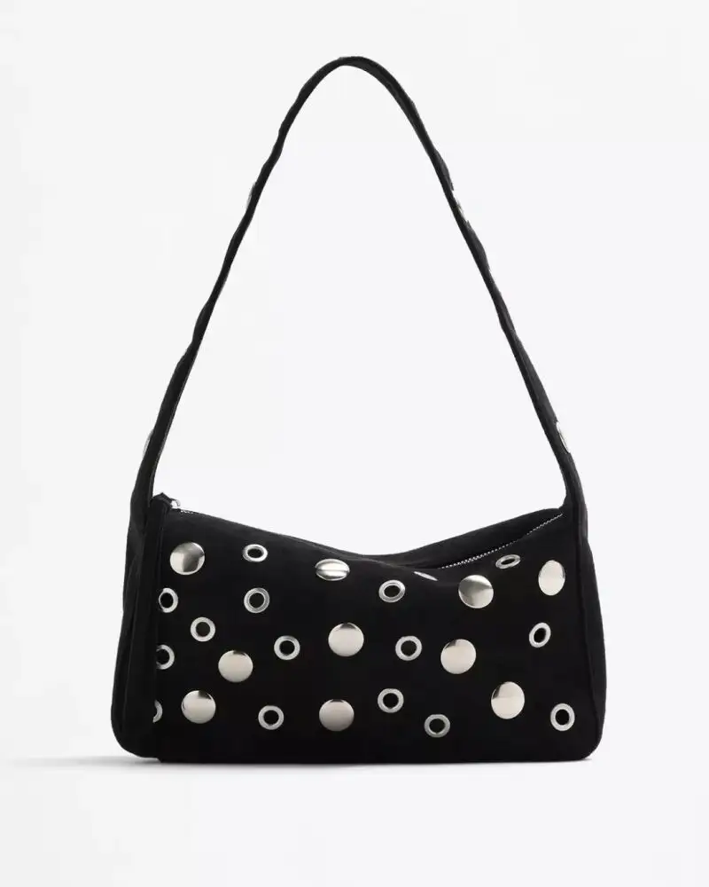 Bolso de hombro con tachuelas