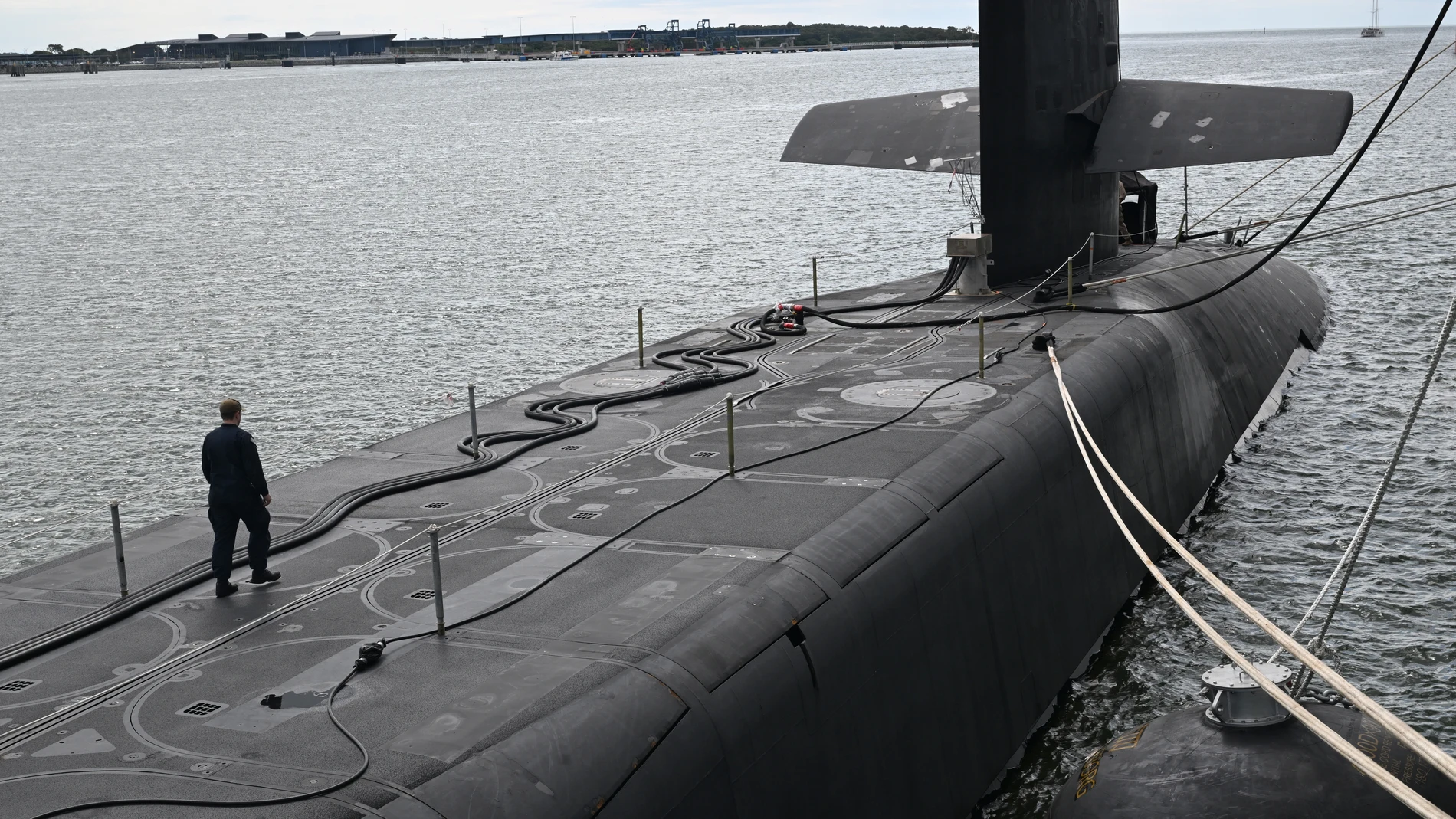 BRISBANE (Australia), 30/07/2025.- The USS Ohio docks in Brisbane, the first Ohio-class submarine to dock at the Port of Brisbane, Australia, 30 July 2025. The USS Ohio, a nuclear-powered guided-missile submarine with 150 crew members, is visiting Brisbane. EFE/EPA/DARREN ENGLAND NO ARCHIVING AUSTRALIA AND NEW ZEALAND OUT