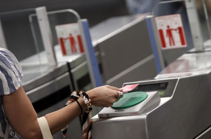 La Comunidad lanza una prueba piloto para que los madrileños puedan llevar el abono transporte en el móvil