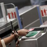 La Comunidad lanza una prueba piloto para que los madrileños puedan llevar el abono transporte en el móvil
