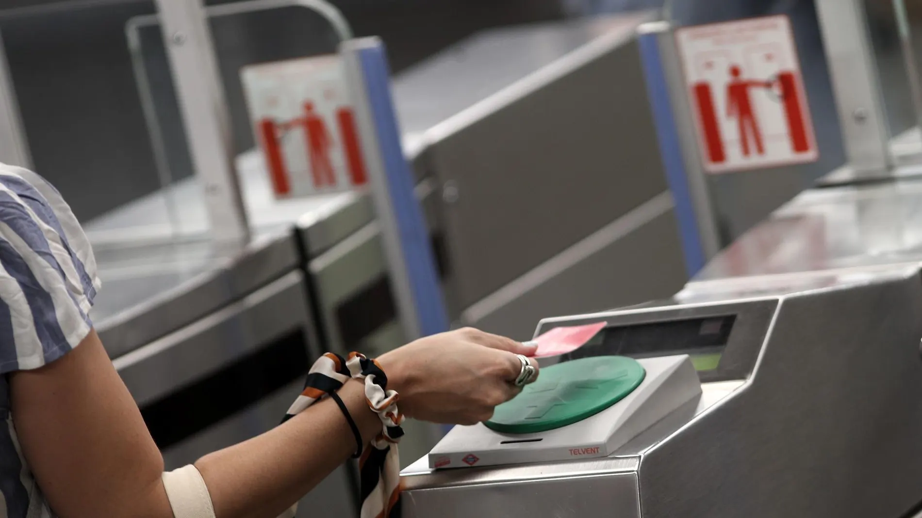 La Comunidad lanza una prueba piloto para que los madrileños puedan llevar el abono transporte en el móvil