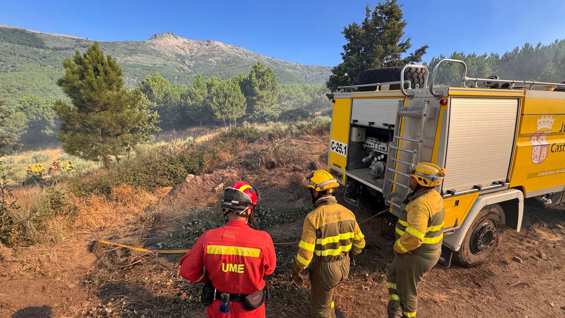 Operativo trabajando en el incendio de Ávila