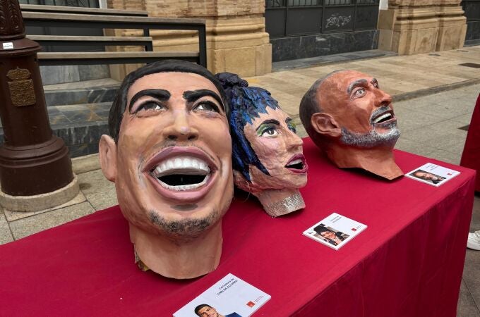 Diez nuevos cabezudos caricaturizados con los rostros de los murcianos más emblemáticos desfilarán en la Feria