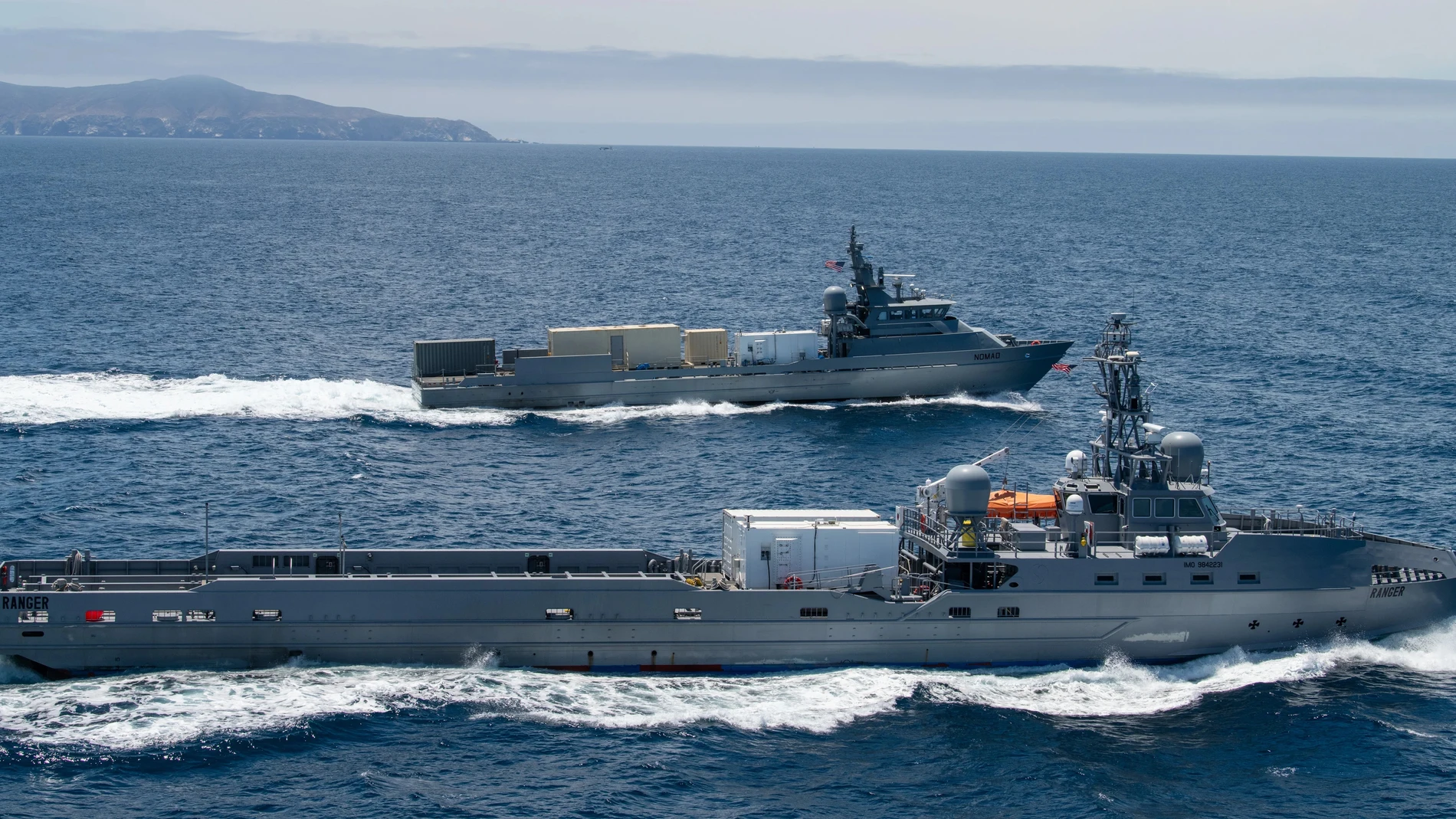 Aparecen dos navíos de la US Navy navegando por el mar