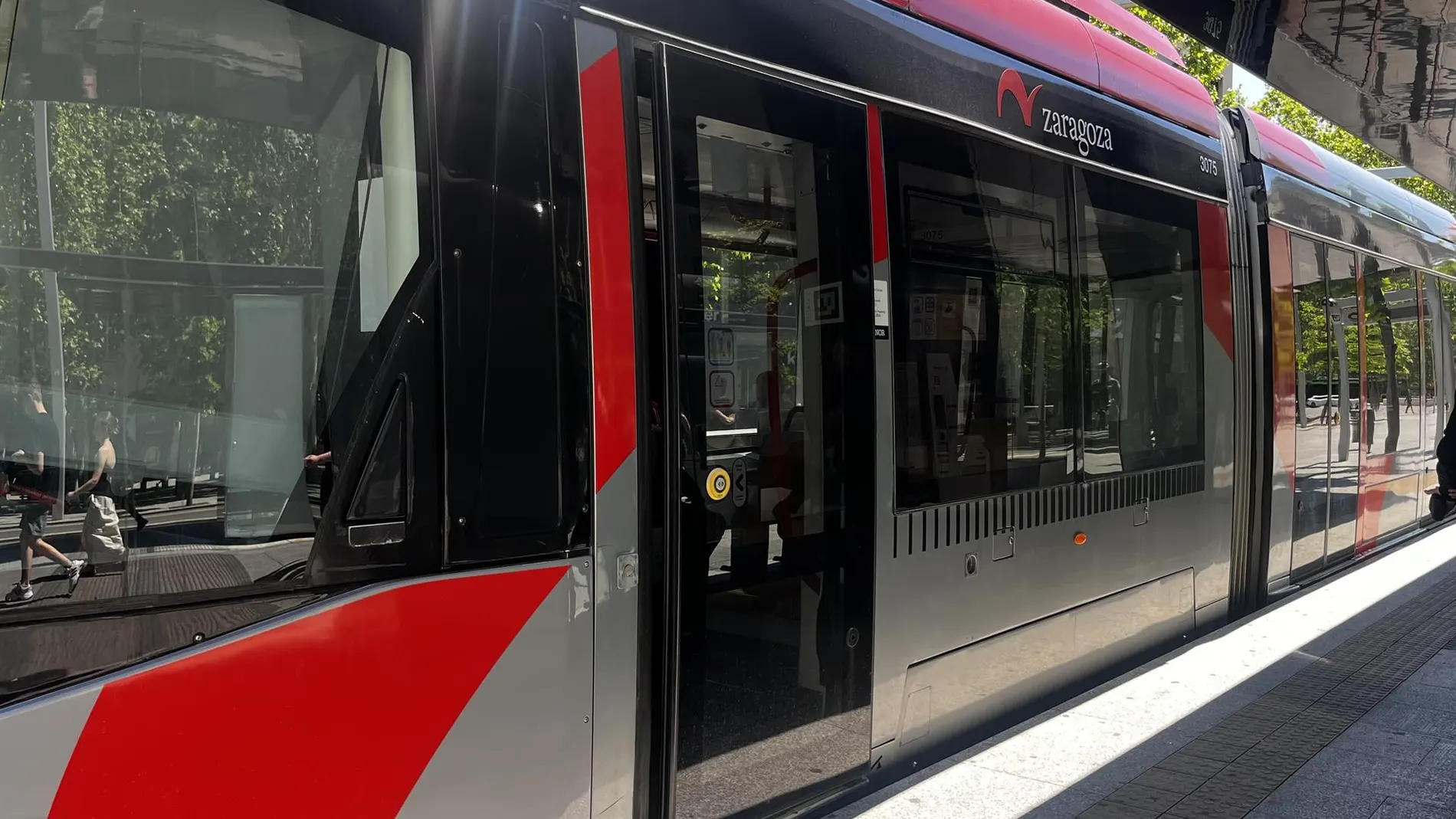 Sucesos.- Una colisión entre un tranvía y una ambulancia en Zaragoza deja cuatro heridos
