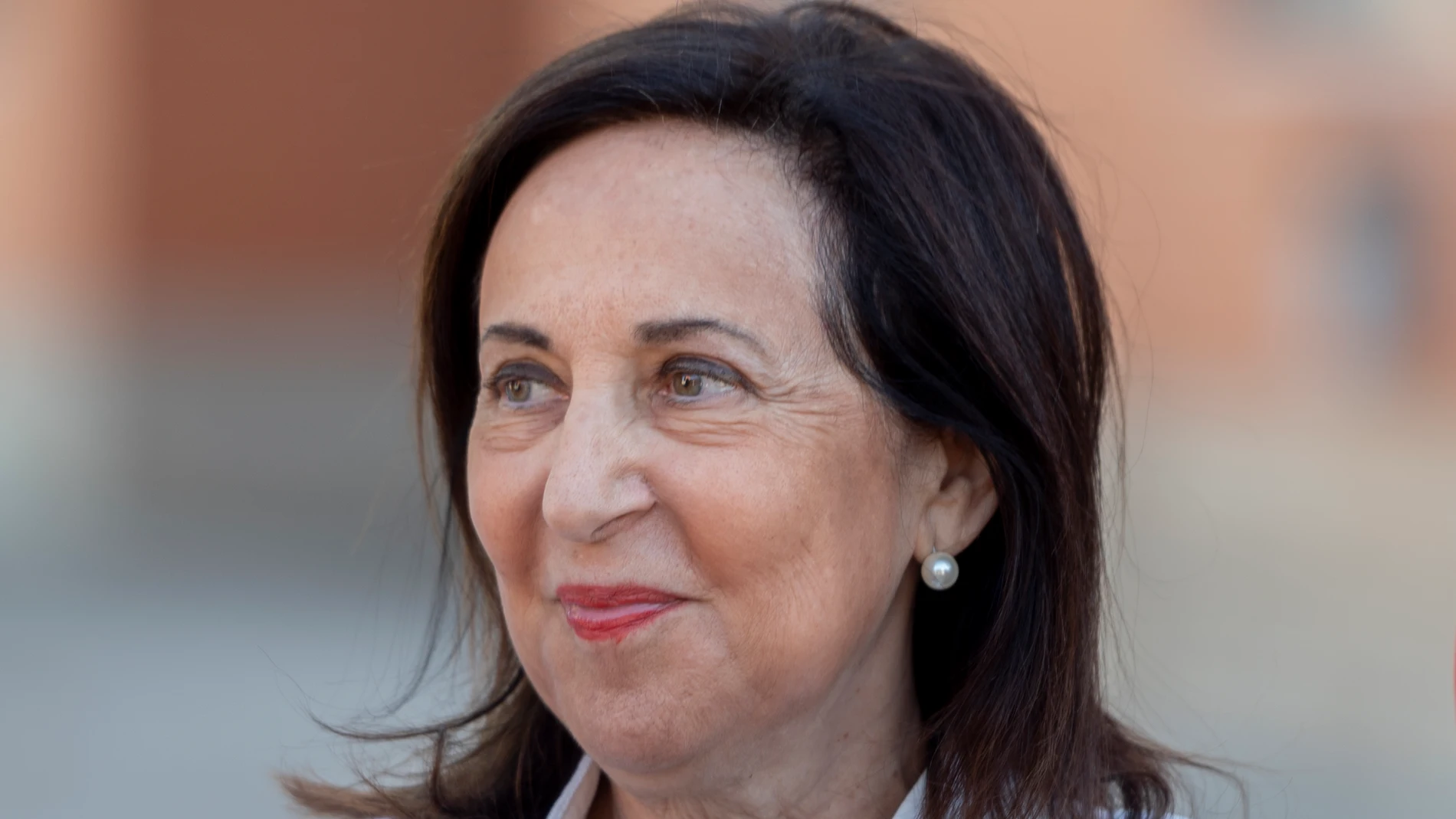 La ministra de Defensa, Margarita Robles, durante el homenaje a los caídos en honor de los caballeros legionarios paracaidistas fallecidos, en las instalaciones de la Brigada 'Almogávares' VI, a 30 de julio de 2025, en Paracuellos de Jarama, Madrid (España). El acto se ha celebrado en homenaje a los caballeros legionarios paracaidistas fallecidos en el atentado de 2007 en Líbano. Los hechos sucedieron el 24 de junio de 2007 cuando un convoy tripulado por cascos azules del ejército de tierra d...