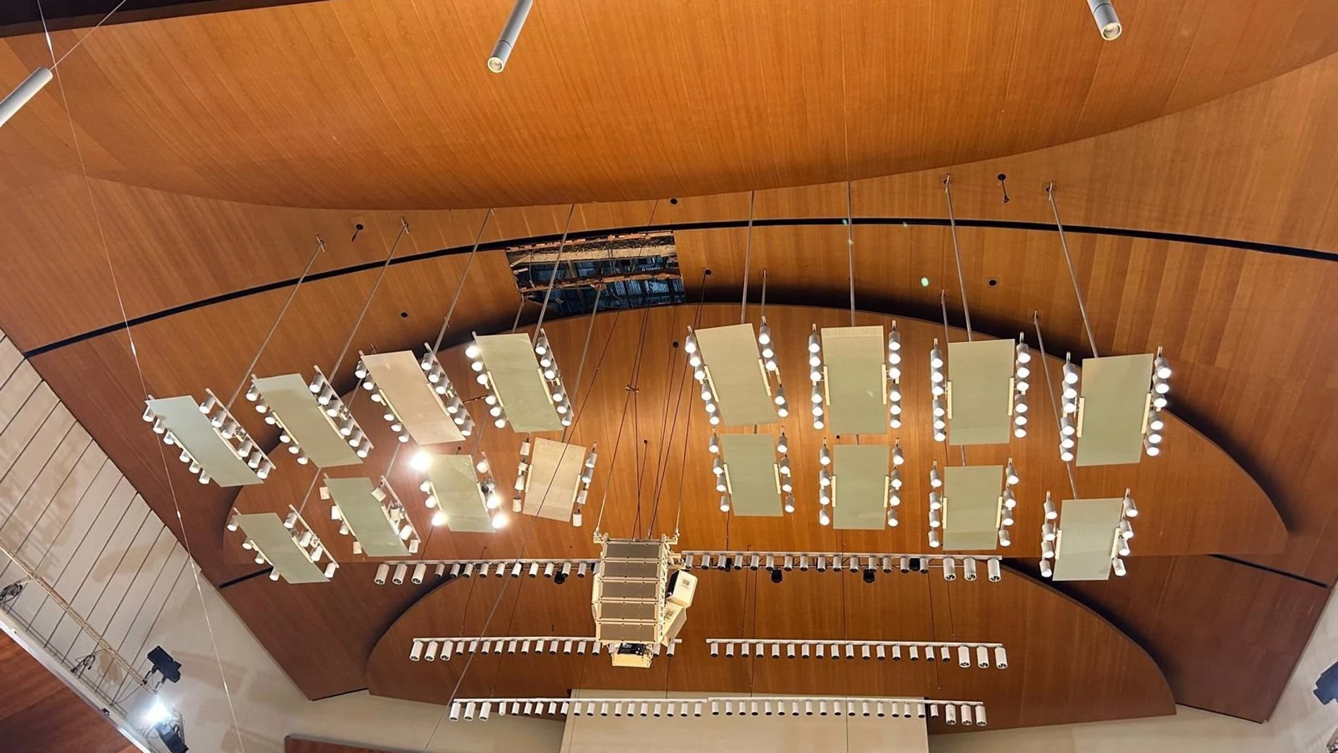 COMUNIDAD VALENCIANA.-Cultura.- Un panel del techo de la Sala Iturbi del Palau de la Música se rompe durante trabajos de revisión de la obra