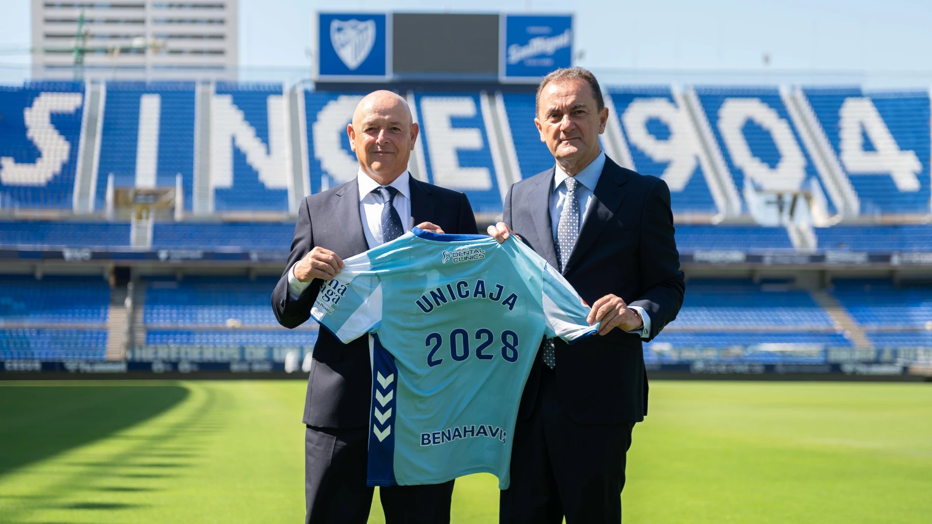 Firmado el acuerdo por el que Unicaja se convierte en patrocinador oficial del Málaga CF durante las próximas tres temporadas. REMITIDA / HANDOUT por UNICAJA Fotografía remitida a medios de comunicación exclusivamente para ilustrar la noticia a la que hace referencia la imagen, y citando la procedencia de la imagen en la firma 30/07/2025