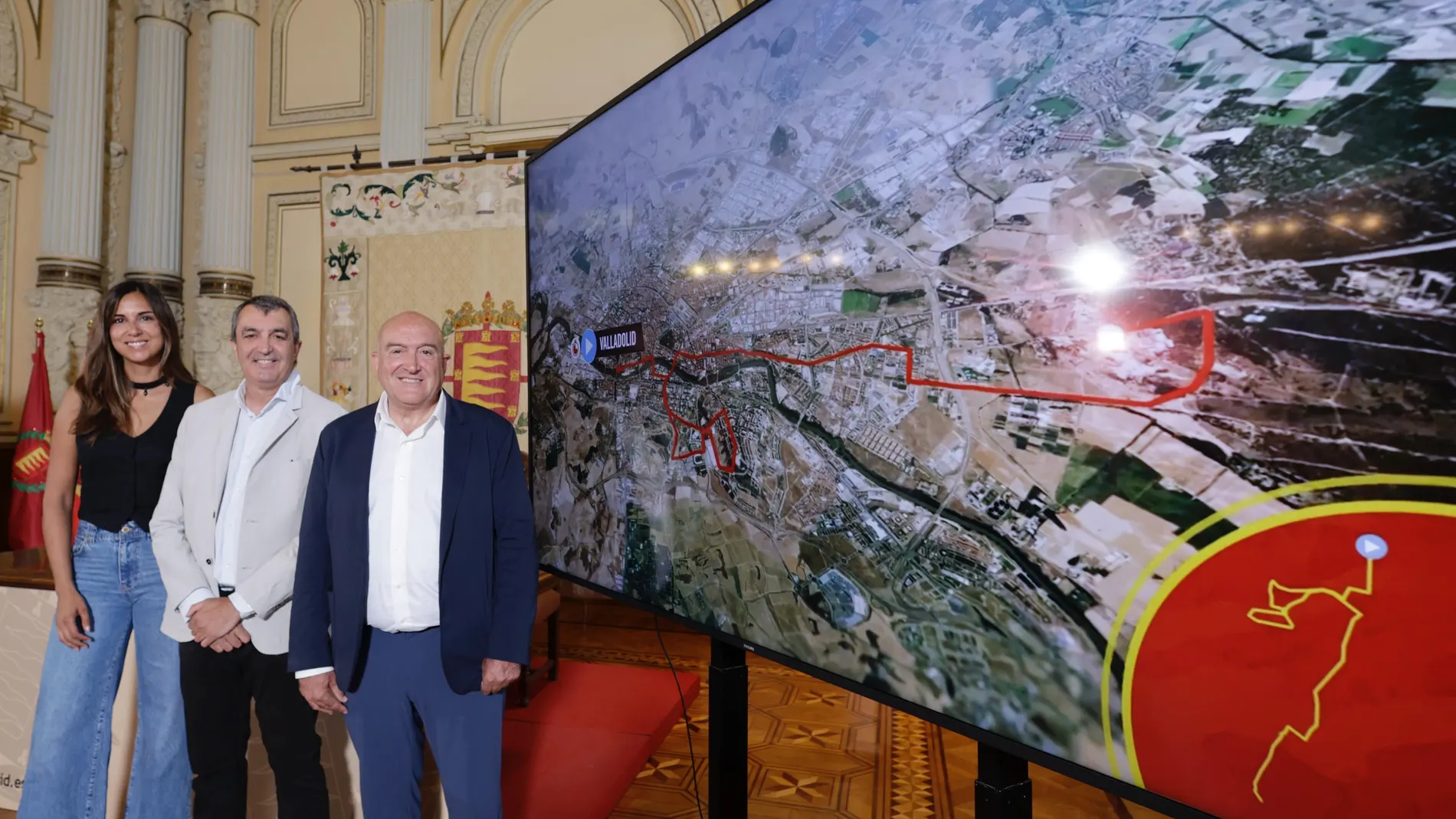 El alcalde de Valladolid, Jesús Julio Carnero, y el director de La Vuelta, Javier Guillén, junto a la concejala de Turismo Blanca Jiménez en la presentación de la contrarreloj individual de La Vuelta Ciclista a España 2025