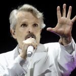 El músico y cantante Miguel Bosé durante el concierto que ha ofrecido hoy sábado en la Plaza de Toros de Murcia