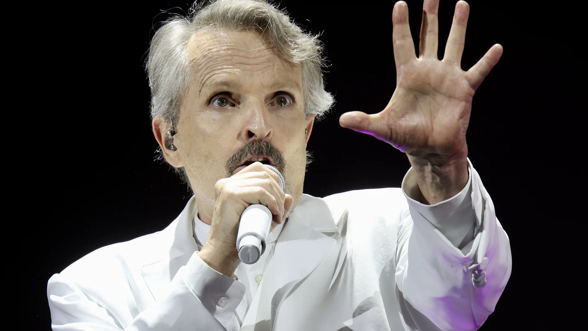 El músico y cantante Miguel Bosé durante el concierto que ha ofrecido hoy sábado en la Plaza de Toros de Murcia