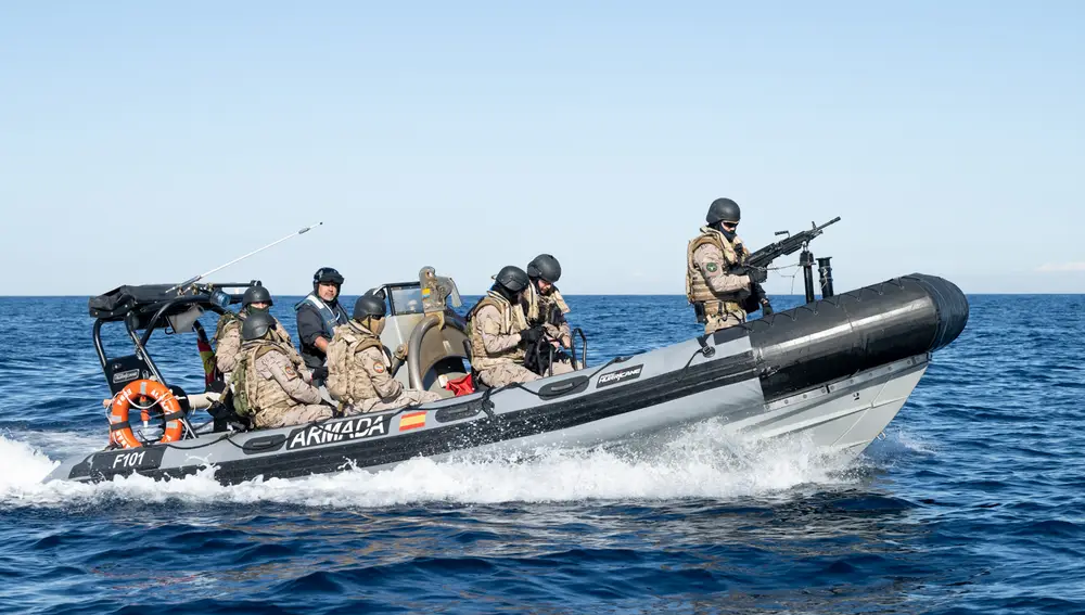 Miembros del equipo TVR a bordo de una lancha