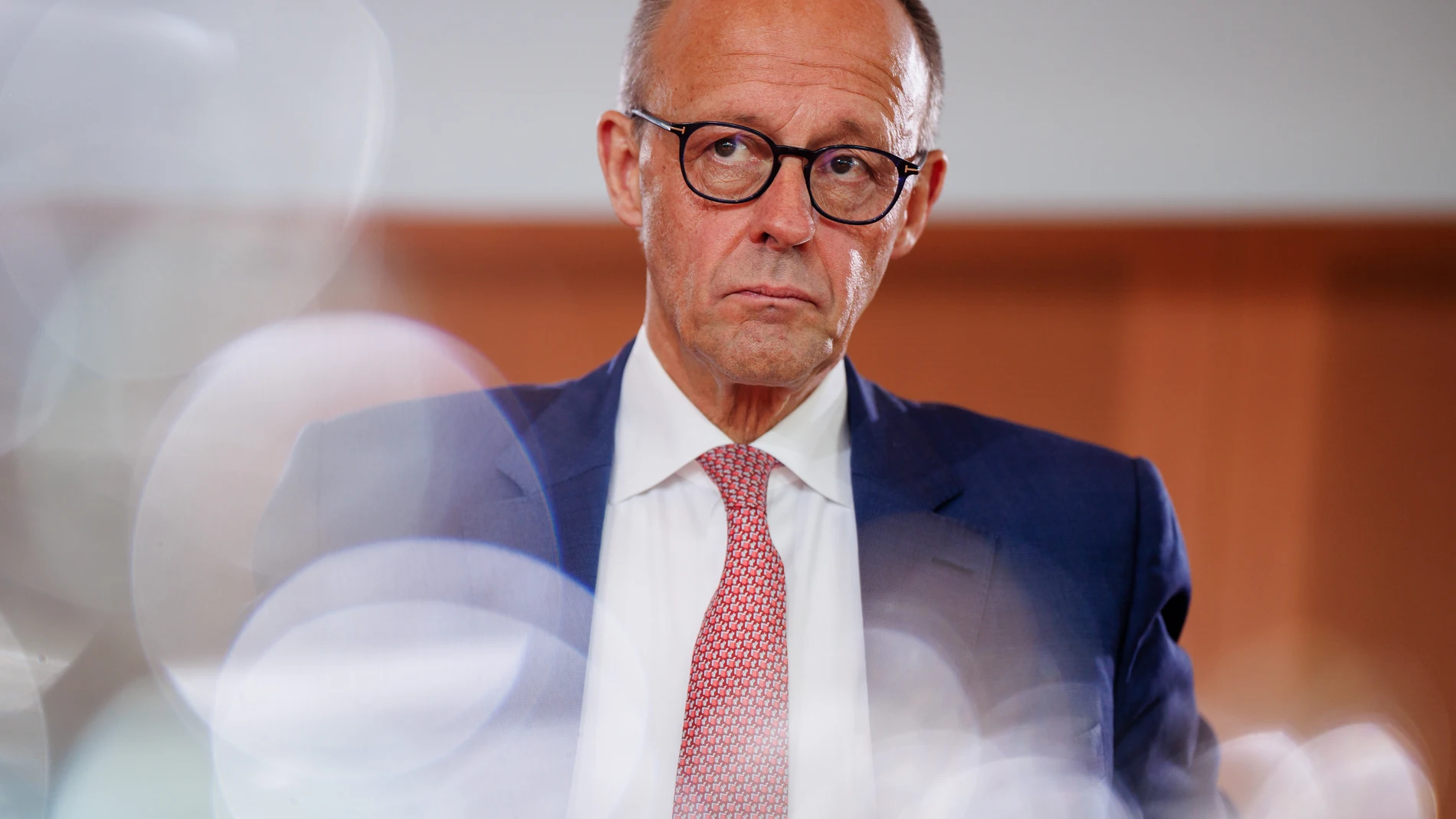 Berlin (Germany), 30/07/2025.- German Chancellor Friedrich Merz looks on at the start of a cabinet meeting of the federal government in Berlin, Germany, 30 July 2025. (Alemania) EFE/EPA/CLEMENS BILAN
