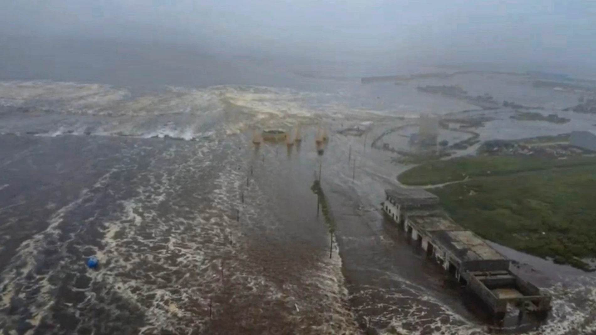 SEVERO-KURILSK (Russian Federation), 30/07/2025.- A still image taken from handout video provided by the Geophysical Center of the Russian Academy of Sciences shows a flooded area in Severo-Kurilsk, Sakhalin Region, Russia, 30 July 2025. Authorities in Russia's Sakhalin region have declared a state of emergency, after a 8.8 magnitude earthquake struck off Russia's Kamchatka Peninsula on 30 July, triggering tsunami warnings and evacuation orders. (Terremoto/sismo, Rusia) EFE/EPA/GEOPHYSICAL SU...