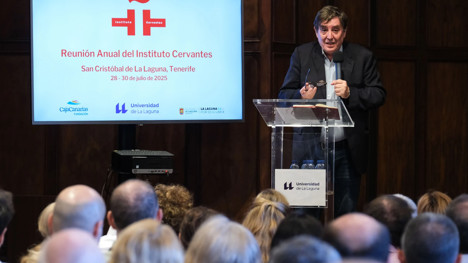 LA LAGUNA (TENERIFE), 30/07/2025.- El director del Instituto Cervantes, Luis García Montero, participa este miércoles en el acto de cierre y presentación de conclusiones de la reunión anual de directores del centro que se ha celebrado durante tres días por primera vez en Canarias. EFE/Alberto Valdés