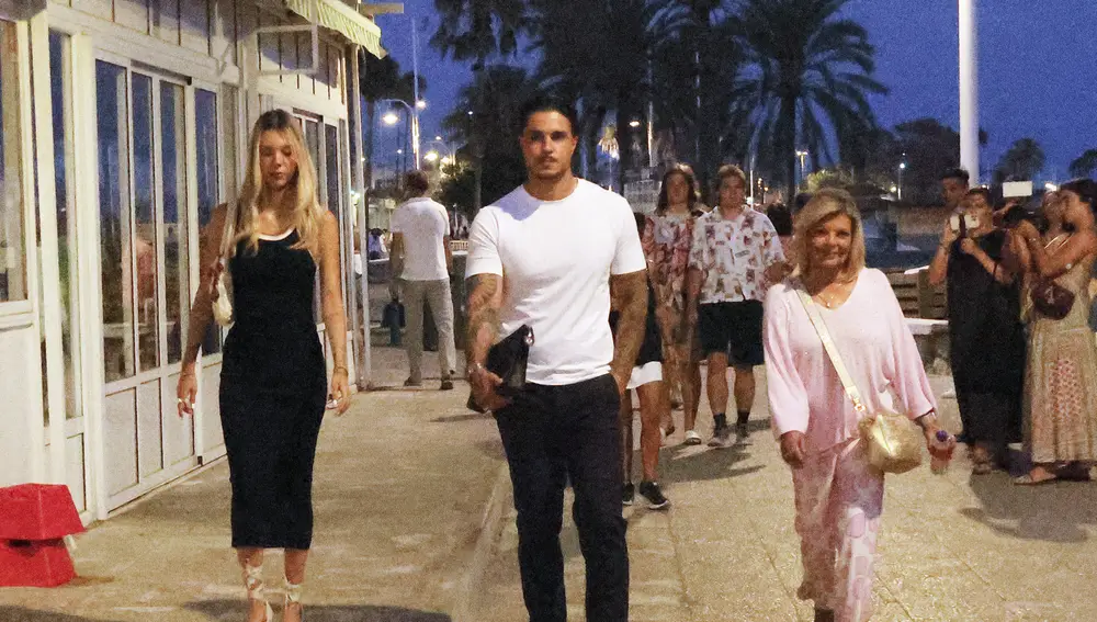 Alejandra Rubio, Carlo Costanzia y Terelu Campos en Málaga