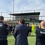El técnico de la selección de fútbol de Palestina, Ehab Abu Jazar (izquierda), habla durante un entrenamiento en Santiago de Chile