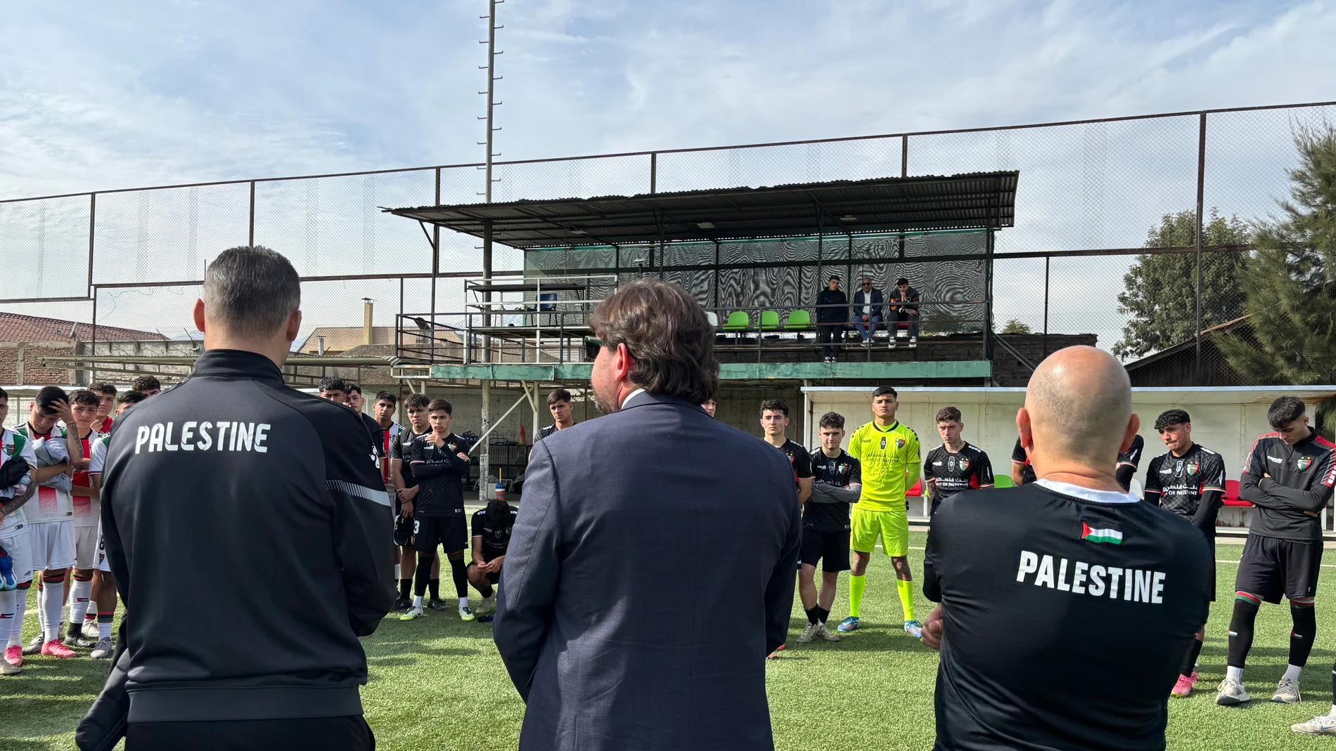 El técnico de la selección de fútbol de Palestina, Ehab Abu Jazar (izquierda), habla durante un entrenamiento en Santiago de Chile