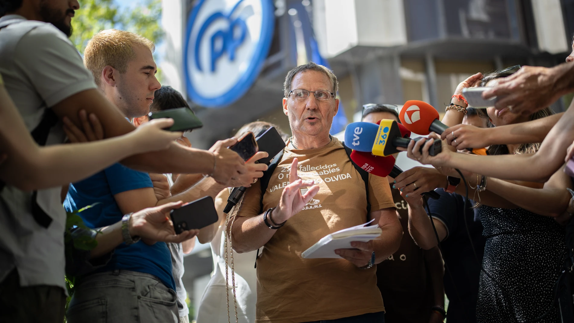 El presidente la Asociación Damnificados DANA Horta Sud Valencia, Christian Lesaec, durante una reunión con el presidente del PP, Alberto Núñez Fiejóo, en la sede del PP, a 30 de julio de 2025, en Madrid (España). Feijóo se ha reunido con representantes de SOS Desaparecidos y con la Asociación de Damnificados Dana Horta Sud-Valencia después de que las asociaciones así lo solicitaran. Las asociaciones han trasladado al líder de los populares los problemas que siguen afectando a los municipios ...