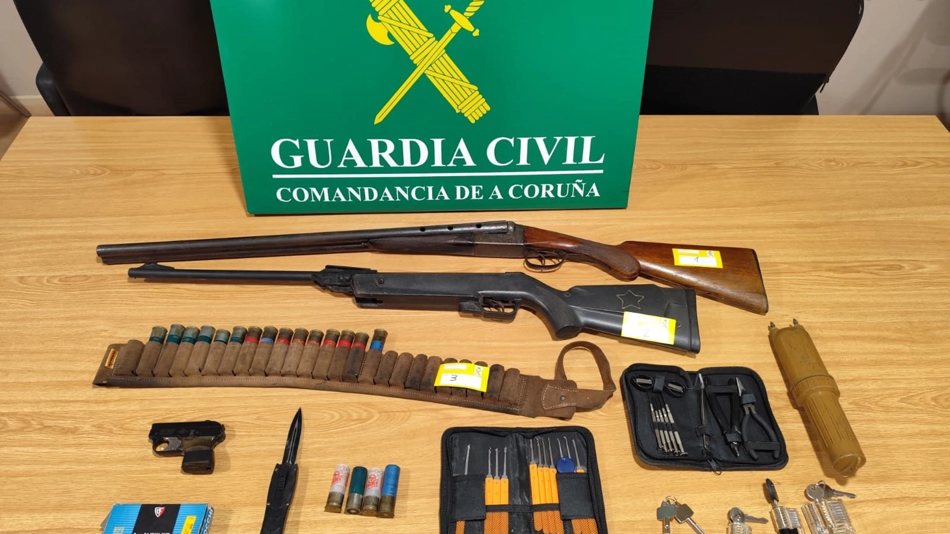 Armas incautadas a dos detenidos acusados de robar en un domicilio en Rois (A Coruña). REMITIDA / HANDOUT por Guardia Civil Fotografía remitida a medios de comunicación exclusivamente para ilustrar la noticia a la que hace referencia la imagen, y citando la procedencia de la imagen en la firma 30/07/2025