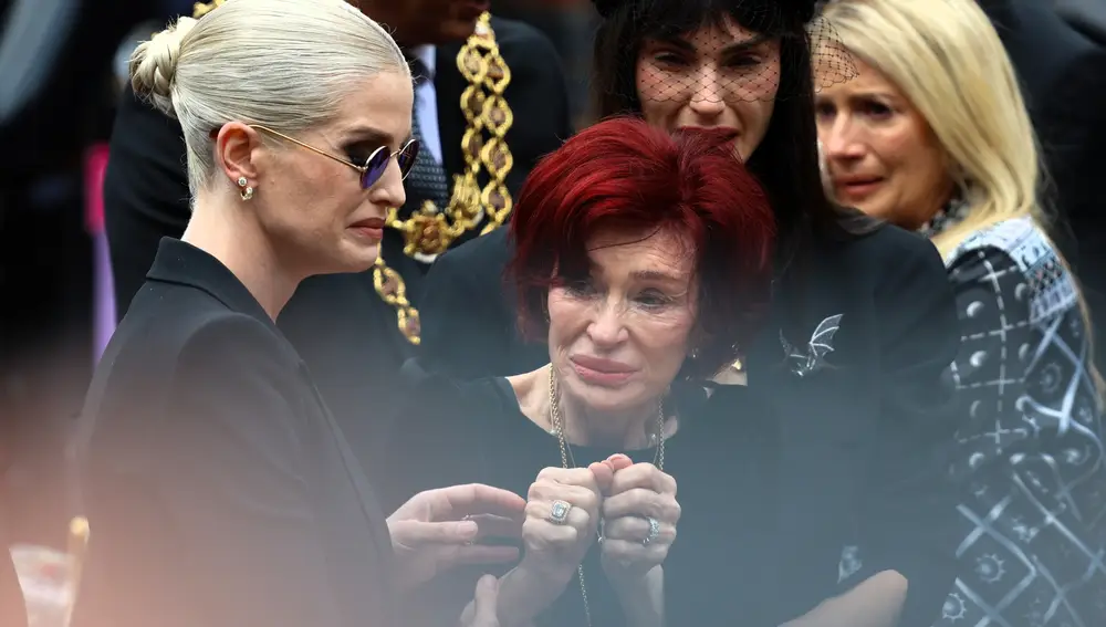 Así fue el funeral de Ozzy Osbourne: Una emotiva y multitudinaria procesión con su familia y miles de fans