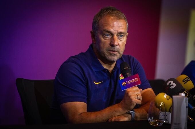 Fútbol.- Hansi Flick descarta la salida de Ronald Araujo: "¿Por qué debería salir? No tengo ninguna noticia"