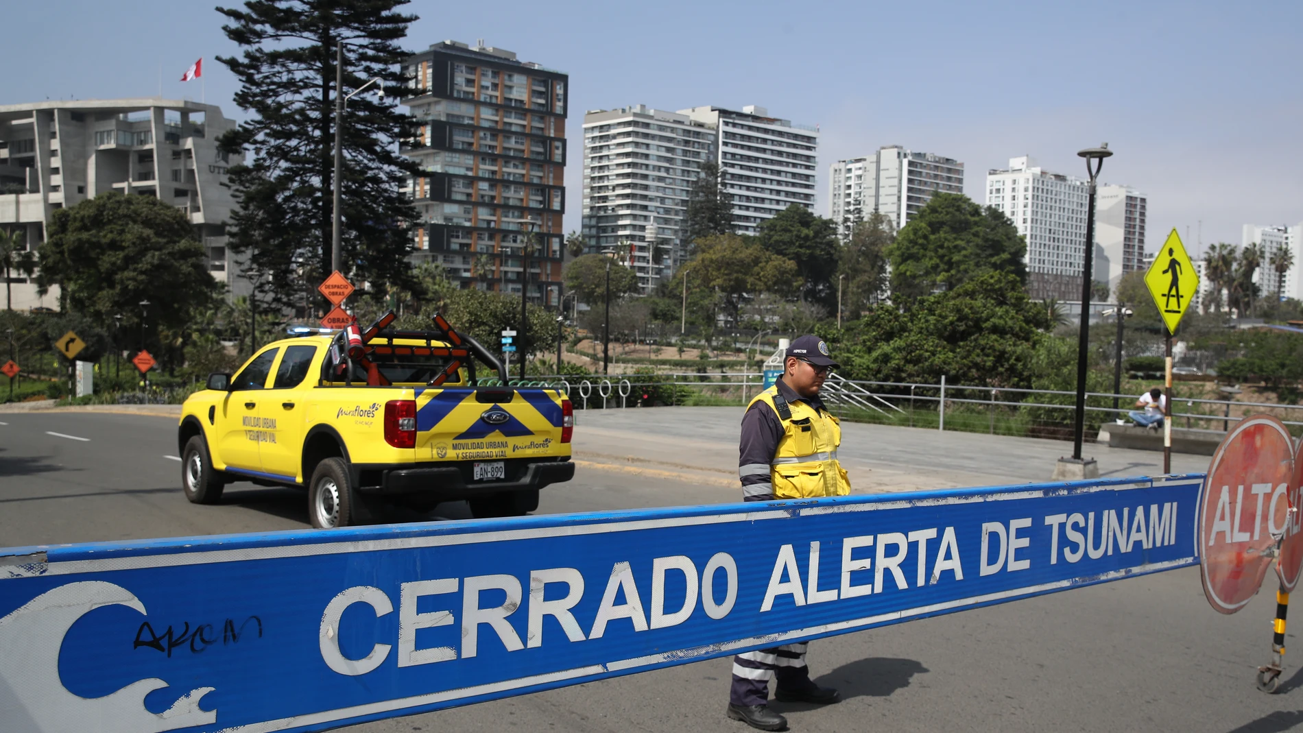 AME6427. LIMA (PERÚ), 30/07/2025.- Fotografía que muestra una vía cerrada en Costa Verde este miércoles, en Lima (Perú). La Dirección de Hidrografía y Navegación de la Marina de Guerra del Perú (DHN) retrasó en dos horas la llegada al litoral peruano del 'tren de olas' desatado tras el terremoto de magnitud 8.8 en Rusia, que activó una alerta de tsunami en Perú y generó el cierre de 65 puertos. EFE/ Paolo Aguilar