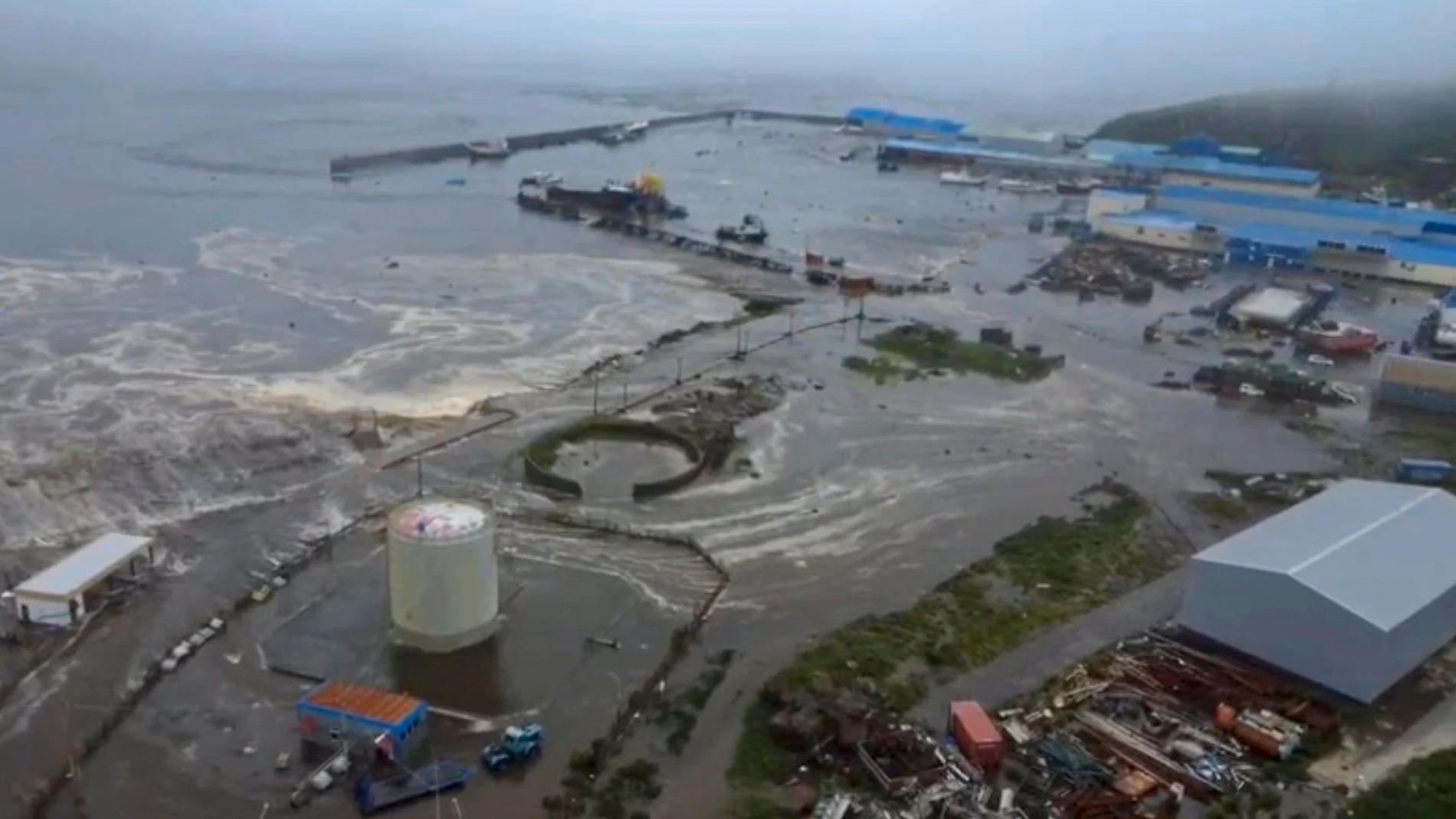 SEVERO-KURILSK (Russian Federation), 30/07/2025.- A still image taken from a handout video provided by the Geophysical Center of the Russian Academy of Sciences shows a flooded area in Severo-Kurilsk, Sakhalin Region, Russia, 30 July 2025. Authorities in Russia's Sakhalin region have declared a state of emergency, after a 8.8 magnitude earthquake struck off Russia's Kamchatka Peninsula on 30 July, triggering tsunami warnings and evacuation orders. (Terremoto/sismo, Rusia) EFE/EPA/GEOPHYSICAL ...