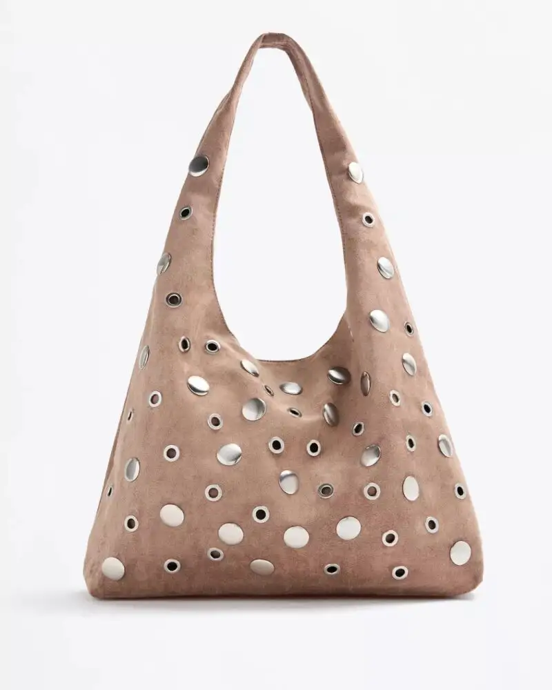  Bolso con tachuelas 